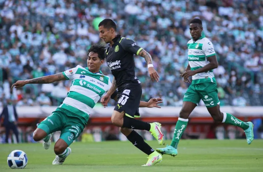 Acciones entre Santos y Chivas
