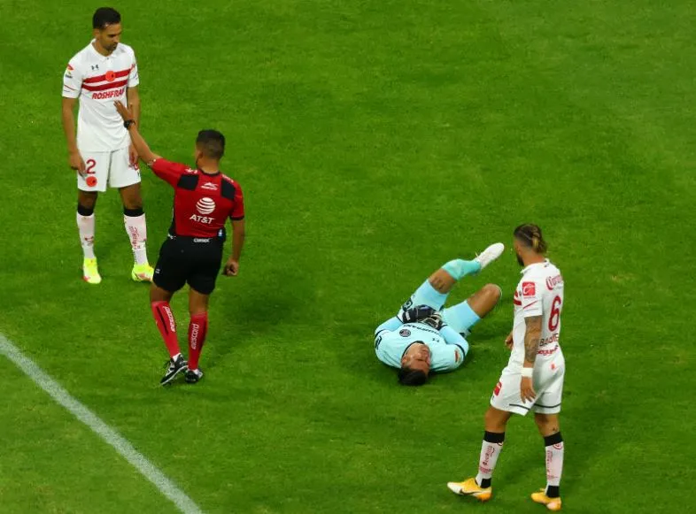 IMAGO7 Luis García, lesionado en juego ante La Máquina