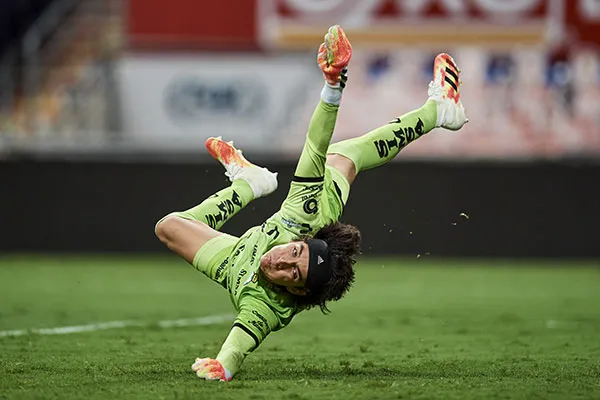 El portero de Santos en un lance
