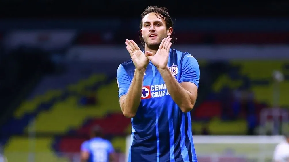 IMAGO7 Giménez en un partido con Cruz Azul