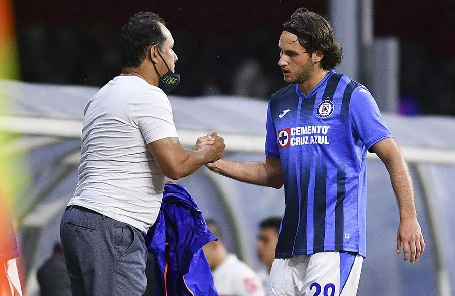 IMAGO7 Reynoso al cambiar a Santiago Giménez