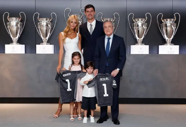 TWITTER @thibautcourtois Thibaut Courtois junto a su familia y Florentino Pérez en la renovación de contrato