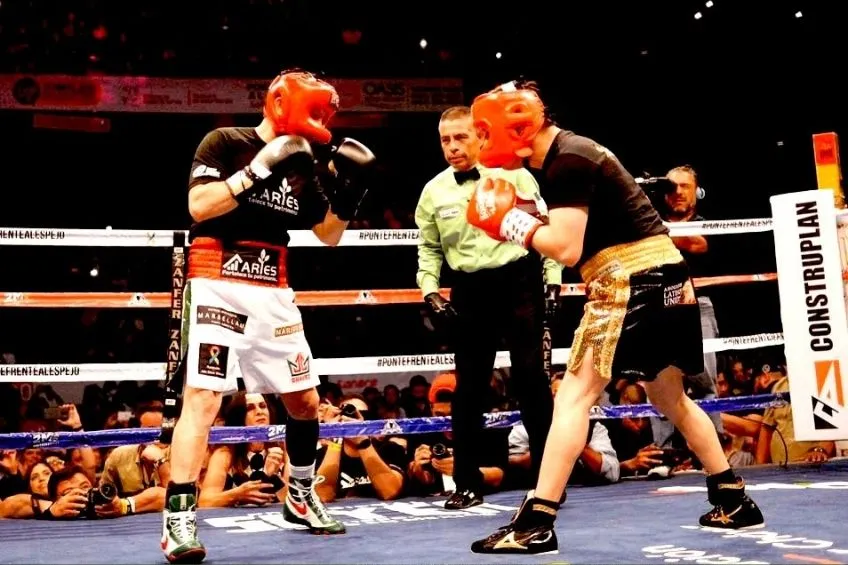 Travieso Arce y JC Chávez en una pelea de exhibición