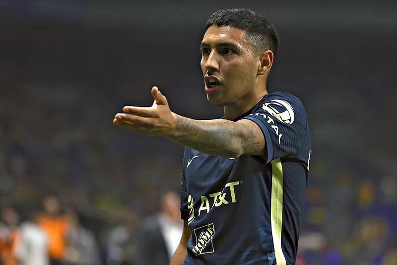 Leonardo Suárez durante un juego con América