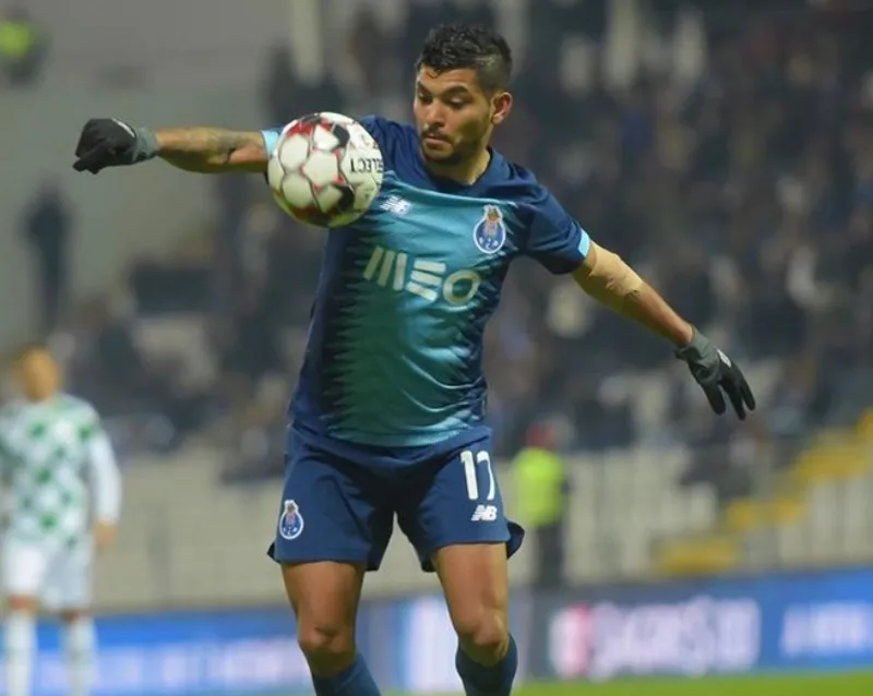 Tecatito Corona durante un partido con el Porto
