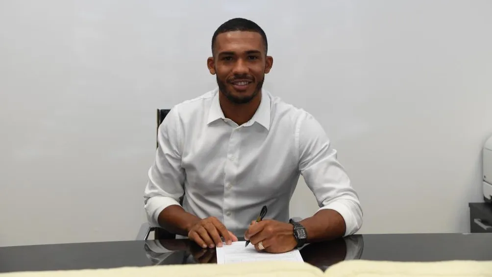 TWITTER: @sscnapoliES Juan Jesús firmando contrato con el Napoli