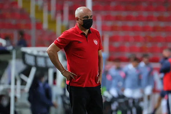 Memo Vázquez en el partido contra Pumas