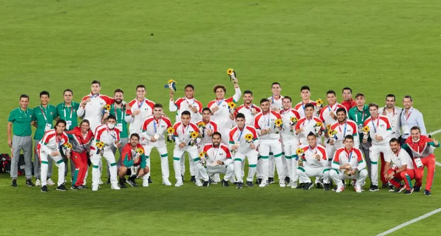 Elementos del Tri en ceremonia de medallas en Tokio 2020