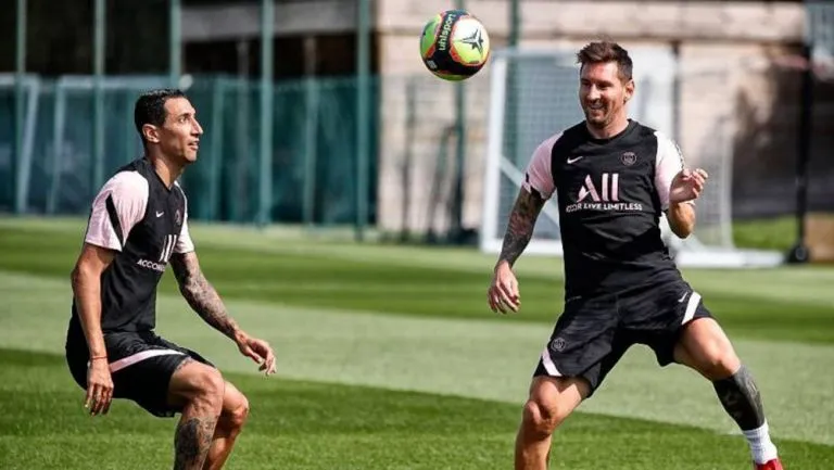 TWITTER: @PSG Di María y Messi entrenando juntos