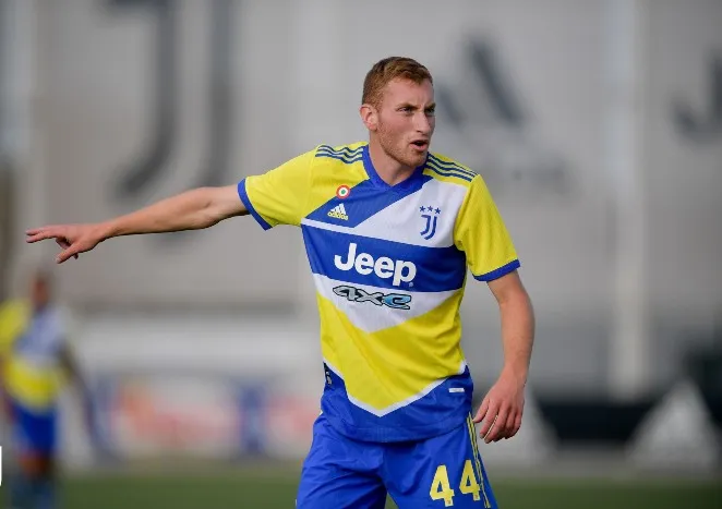 Kulusevski con el nuevo uniforme de la Juventus