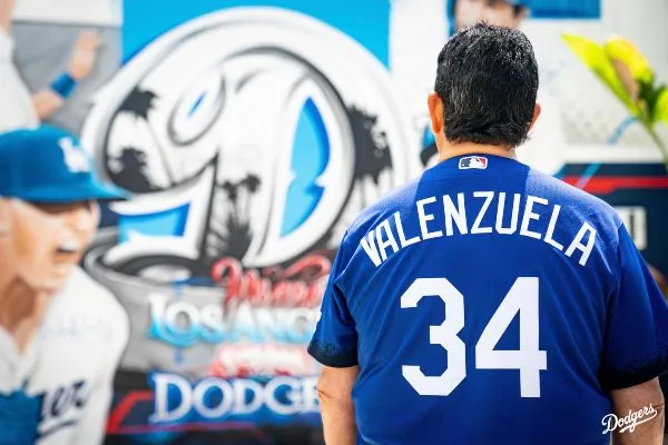 Fernando Valenzuela con el uniforme City Connect
