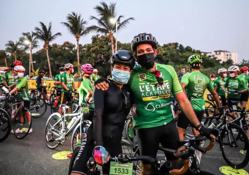 Miryam Morales acompañada previo arranque de la competencia