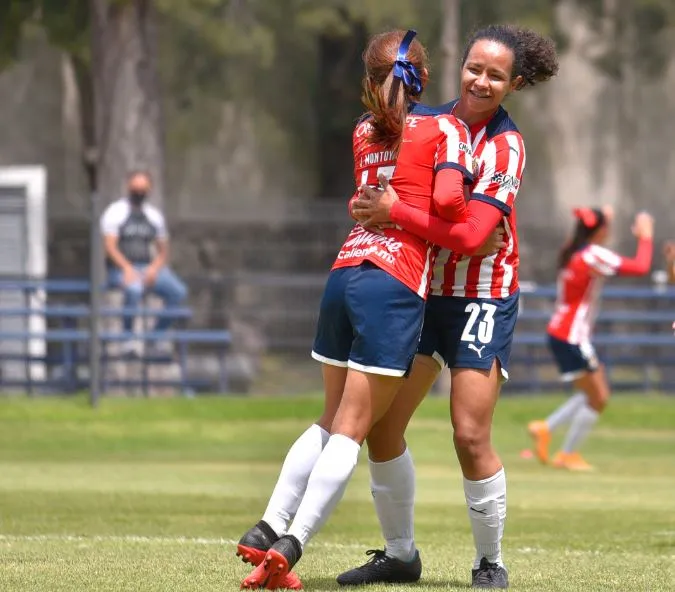 Atzimba Casas en festejo con Chivas Femenil