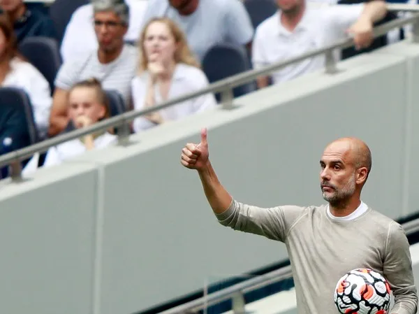 AP Pep Guardiola en acción con el City