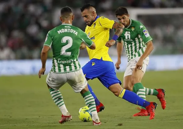 EFE Betis y Cádiz repartieron unidades