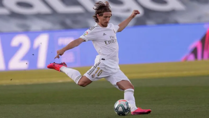 AP Luka Modric durante un duelo con el Real Madrid
