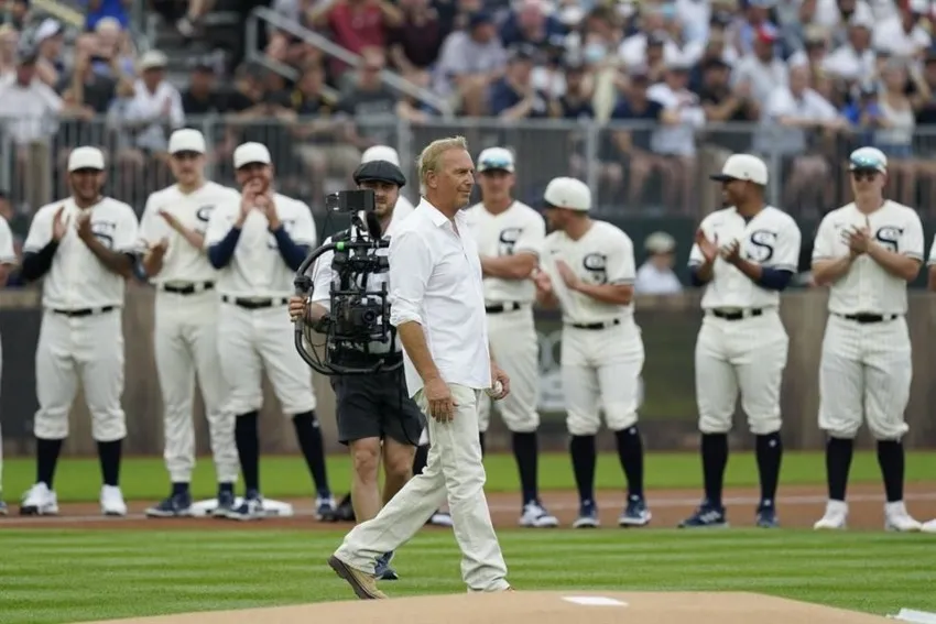 AP Kevin Costner en el duelo entre los White Sox y los Yankees