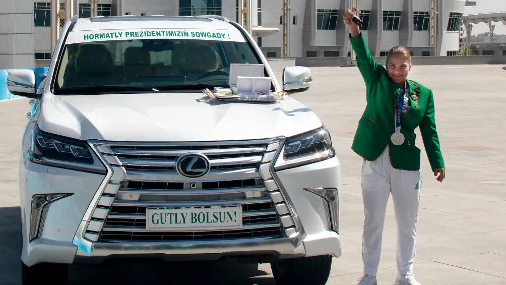 Polina Gureyva recibiendo su carro