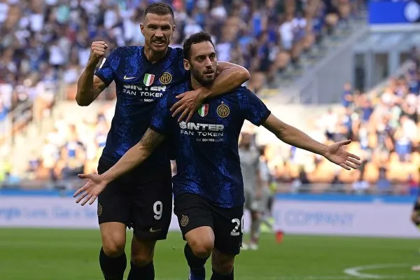 TWITTER @Inter_es Calhanoglu y Dzeko celebran anotaciones en su debut con el Inter