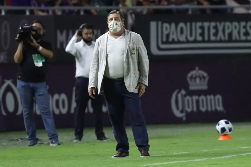 Miguel Herrera en un partido de los Tigres
