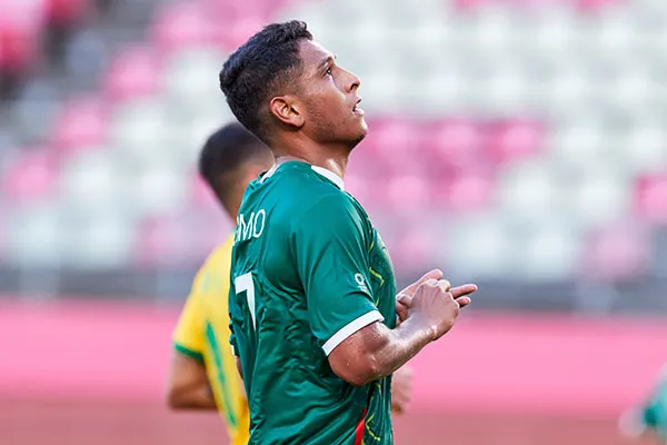 El mediocampista en duelo con el Tri Olímpico