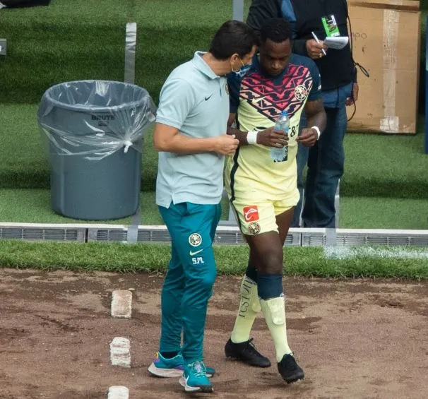 MIGUEL PONTÓN Renato se prepara para ingresar al campo