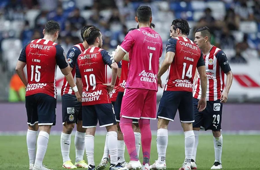 IMAGO7 Jugadores de Chivas tras empatar ante Rayados