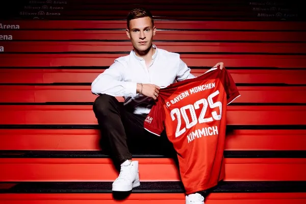 TWITTER @FCBayern Joshua Kimmich posa con la playera del Bayern