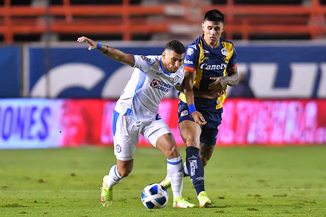 IMAGO7 Bareiro y Escobar disputan el balón en un empate sin goles