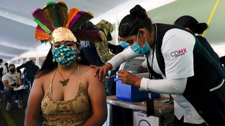 AP Habitante de la Ciudad de México vacunada