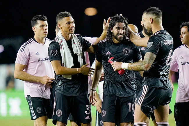 AP Pizarro es felicitado por sus compañeros del Inter de Miami