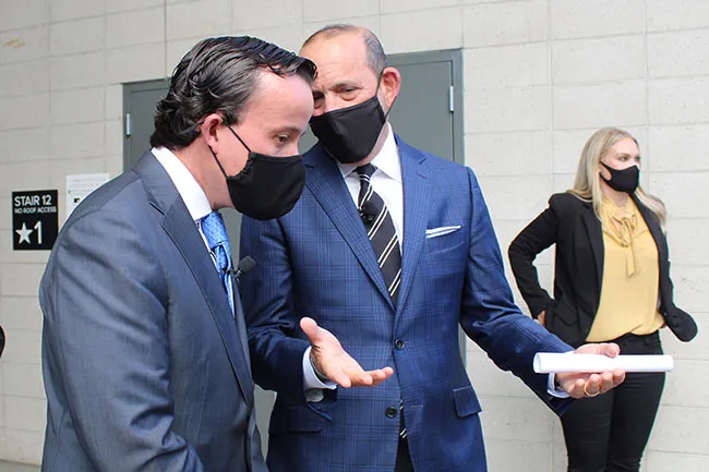 Arriola platica con Don Garber, comisionado de la MLS