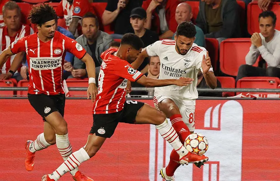 Gonçalo Ramos pelea el balón con Philipp Mwene