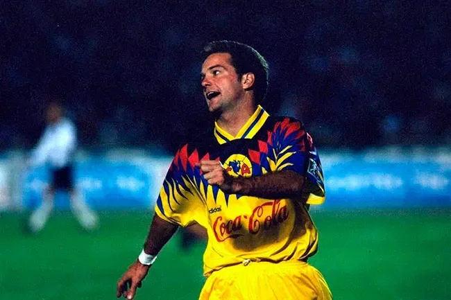 Luis García se lamenta en un partido del América