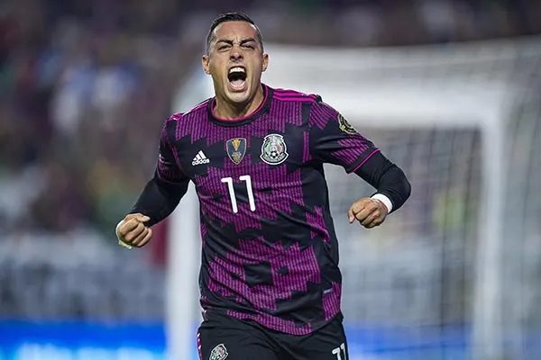 Rogelio Funes Mori en acción con el Tri en Copa Oro
