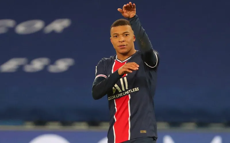 AP Kylian Mbappé durante un duelo con el PSG