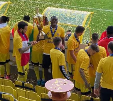 Danilo Arboleda carga el trofeo