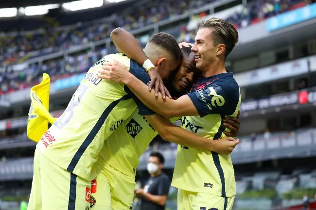 Ibarra, felicitado por sus compañeros