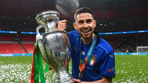 TWITTER @Azzurri_En Jorginho muestra el trofeo de la Eurocopa
