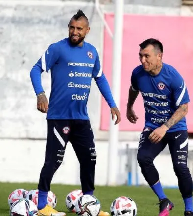 INSTAGRAM: @gary_medel17 Vidal y Medel en práctica con Chile