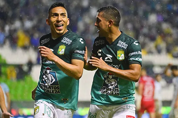 Ángel Mena festeja un gol con el León