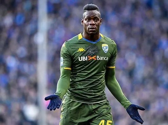 EFE Balotelli muestra su molestia en un juego