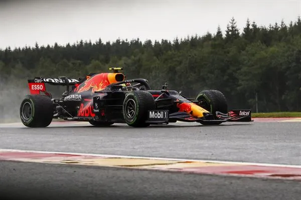 Checo Pérez en acción en el circuito