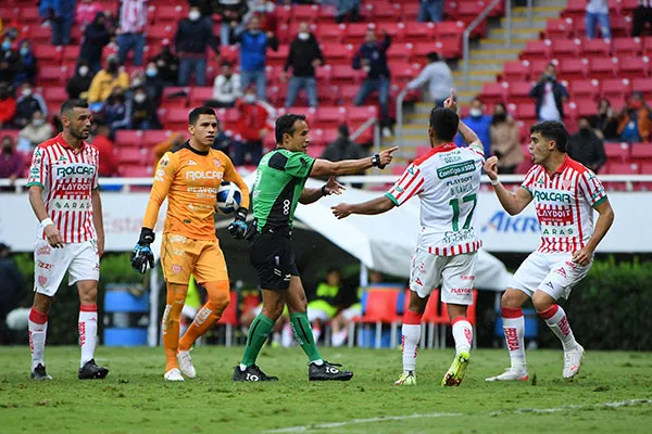 Jugadores de Rayos le reclaman al árbitro