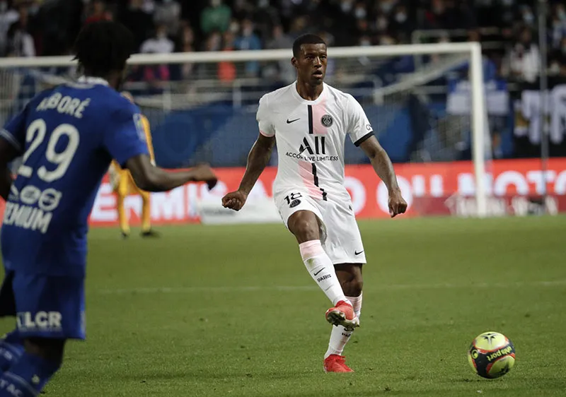TWITTER @GWIJNALDUM Georginio Wijnaldum durante un duelo con el PSG