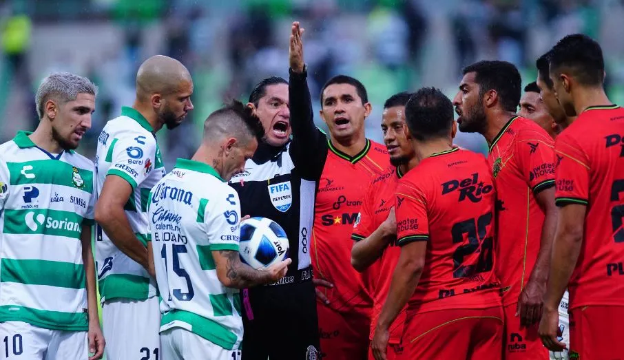 IMAGO7 Óscar Macías da una indicación en el campo