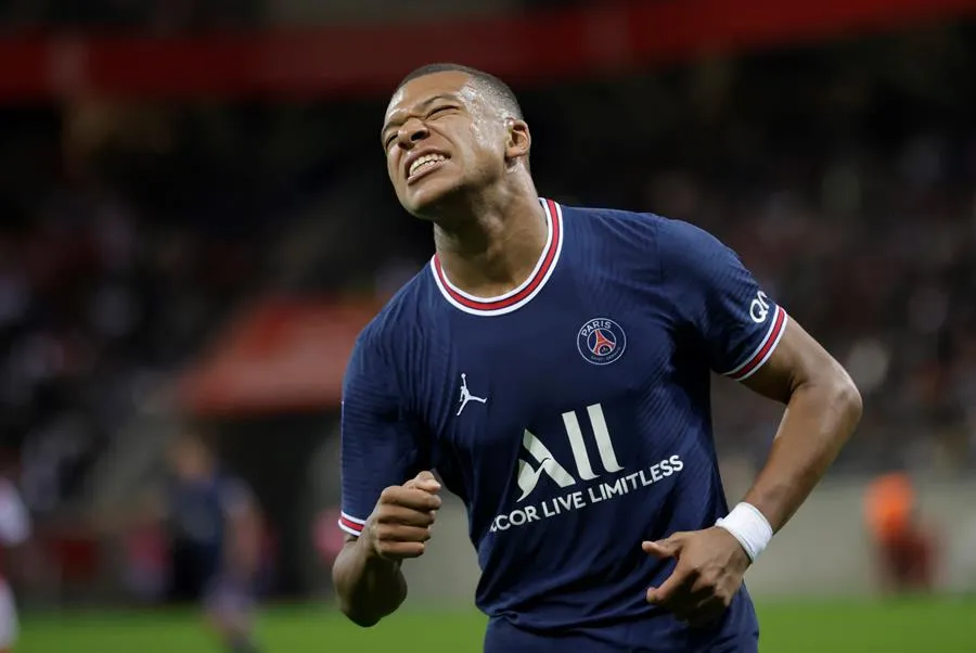 EFE Kylian Mbappé durante un partido con el PSG
