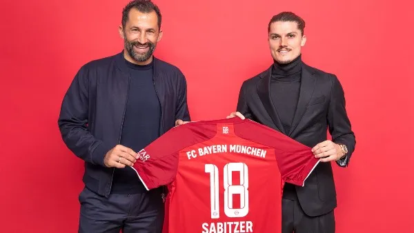 Marcel Sabitzer posa junto a su nueva playera