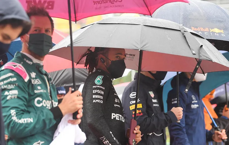 Pilotos con paraguas en Bélgica