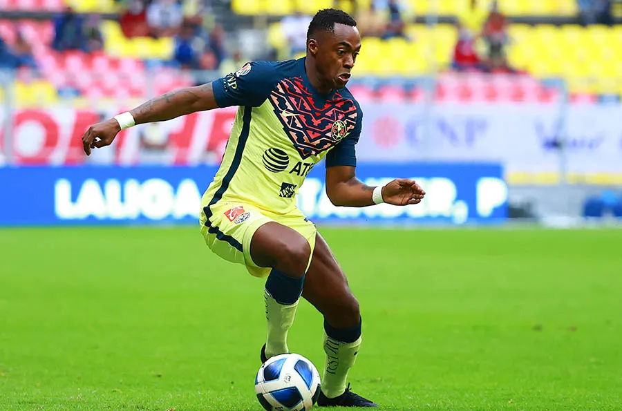 IMAGO7 Renato Ibarra en juego con América